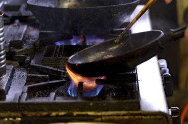 Bir şef mutfakta aşçılar