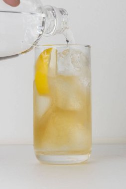 Soğuk ve lezzetli karbonatlı suyu