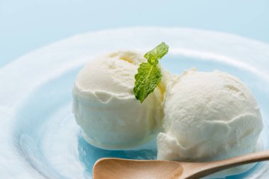 Soğuk ve lezzetli süt dondurma