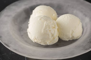 Soğuk ve lezzetli süt dondurma