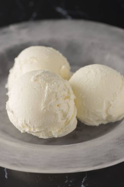 Soğuk ve lezzetli süt dondurma