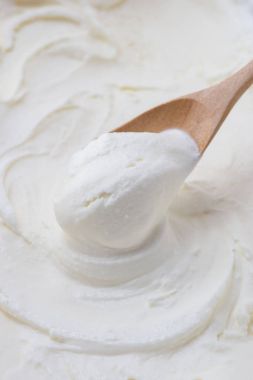 Soğuk ve lezzetli süt dondurma