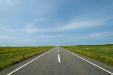 Ufuk manzaralı bir yol