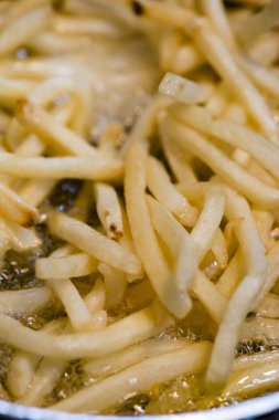 Kızarmış patates kızartma yağı ile