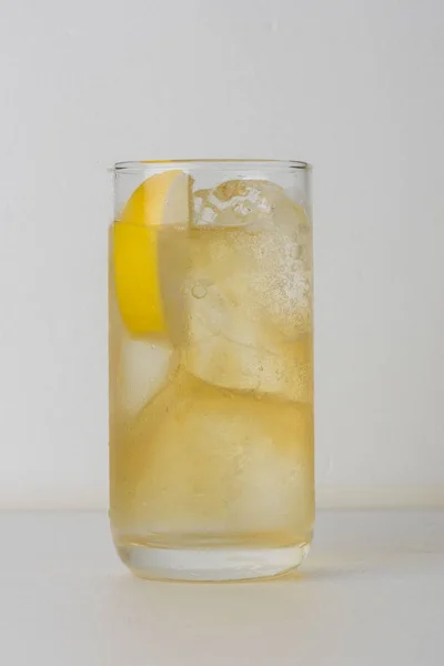 Холодный и вкусный газированный сок — стоковое фото