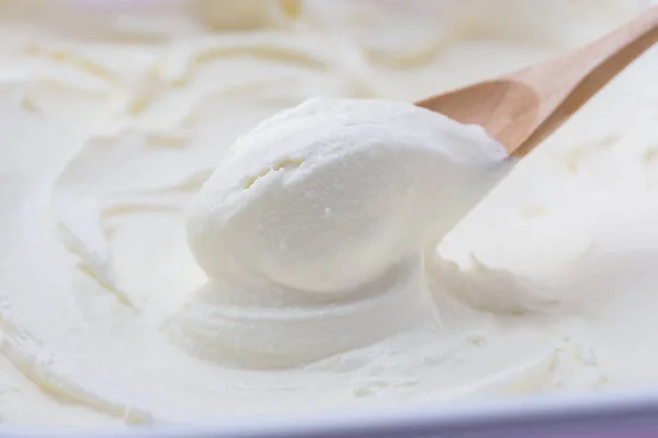 Kallt och välsmakande mjölk glass — Stockfoto
