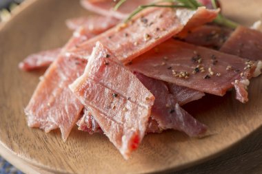 Baharatlı lezzetli sığır eti jerky tabağı