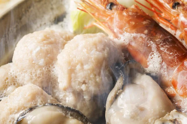 食べる鍋料理の美味しい日本の食材を使った — ストック写真