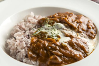 Taze sebze ve et ile yapılan yemekler köri