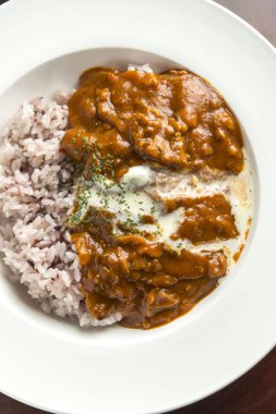 Taze sebze ve et ile yapılan yemekler köri