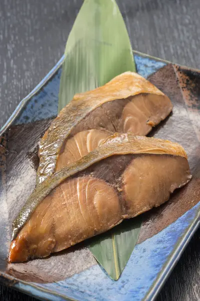 日本用新鲜鱼制作的煮鱼菜肴 — 图库照片