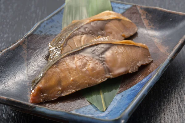日本の新鮮な魚を使った煮魚料理 — ストック写真