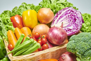 Taze ve lezzetli besleyici sebzeler.