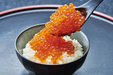 Japon haşlanmış somon yumurtası yemekleri.