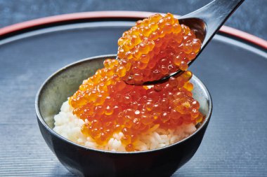 Japon haşlanmış somon yumurtası yemekleri.