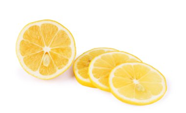 Limon dilimleri beyaz arka plan üzerine