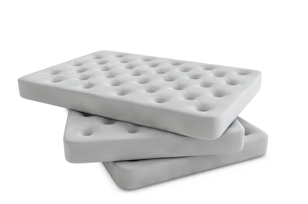 Группа белых матрасов кровать изолированы на белом фоне 3D ренд — стоковое фото