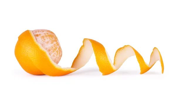Arancione con pelle a spirale sbucciata isolata su sfondo bianco — Foto Stock