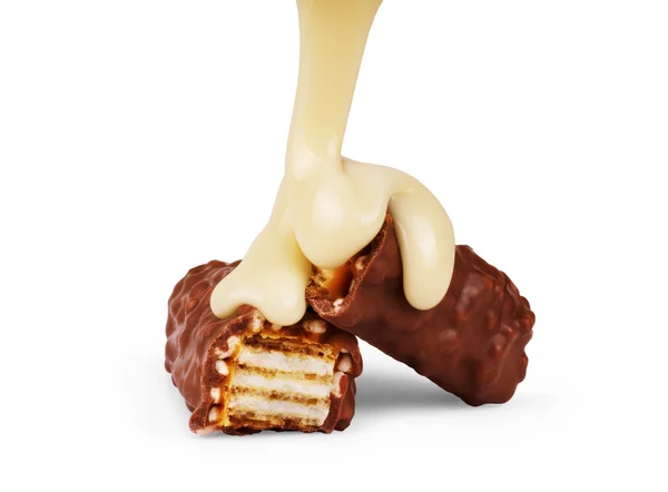 Suger melk gieten op chocoladereep geïsoleerd — Stockfoto