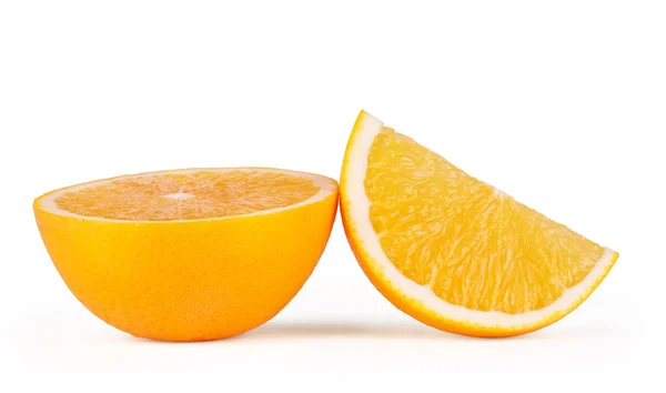 흰 배경에 분리되어 있는 오렌지 두 조각 — 스톡 사진