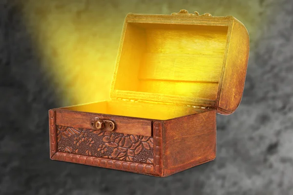 T 出てくる魔法のかすかな光で木製の宝箱 — ストック写真