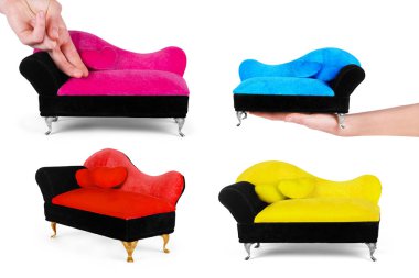 Beyaz arka plan üzerinde küçük sarı kanepe ayarla