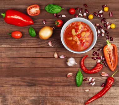 Çorba Chili con carne vegetabl tarafından çevrili ahşap arka plan üzerinde