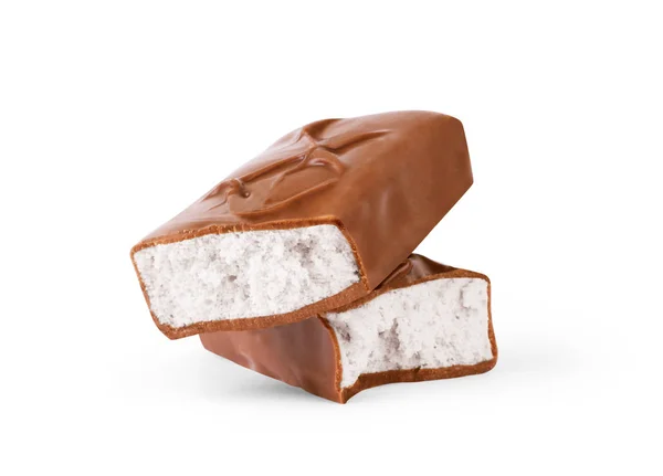 Primo piano della tavoletta di cioccolato isolata su bianco — Foto Stock