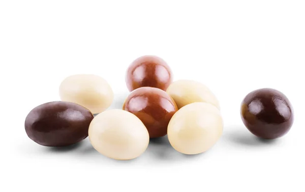 Крупный план нескольких разных шоколадных конфет в форме шара, сделанных из черного — стоковое фото