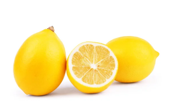 柠檬。新鲜成熟的柠檬白色背景上分离。在柠檬 — 图库照片