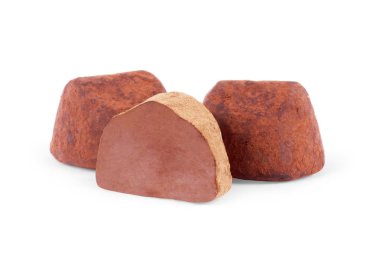 Beyaz arkaplanda izole edilmiş çikolatalı trüf