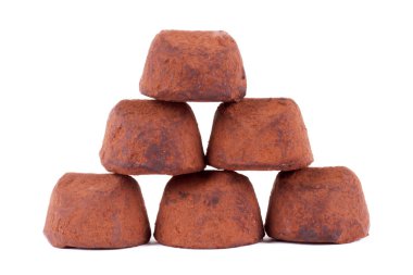 Beyaz arkaplanda izole edilmiş çikolatalı trüf