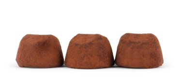 Beyaz arkaplanda izole edilmiş çikolatalı trüf