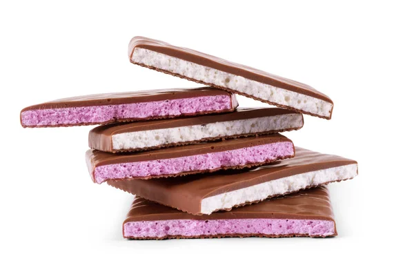 Шоколадная плитка с начинкой йогурта на белом фоне — стоковое фото