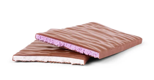 Шоколадная плитка с начинкой йогурта на белом фоне — стоковое фото