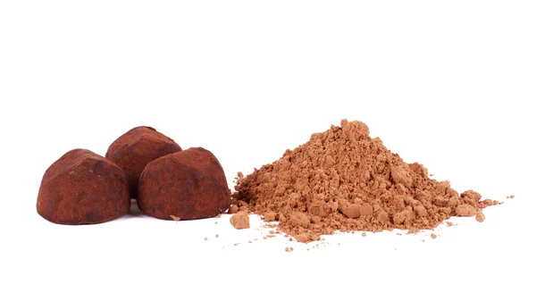 Шоколадні трюфелі та какао ізольовані на білому — стокове фото
