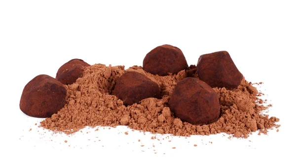 Truffes au chocolat et cacao isolé sur blanc — Photo