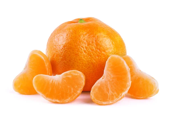Tangerine of mandarin fruit geïsoleerd op witte achtergrond knipsel — Stockfoto