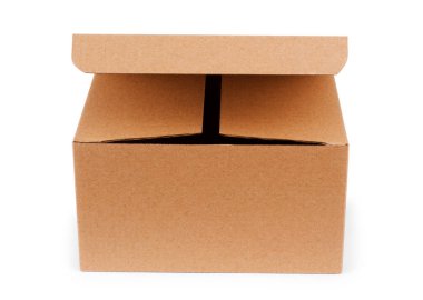 Açılmış karton kutu beyaz arkaplanda izole edildi.