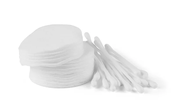 Coton-tige et bâtonnets isolés sur blanc — Photo