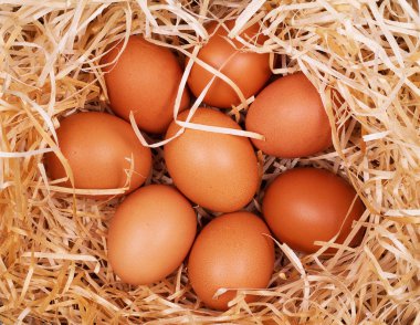 Tahta arka planda yumurtalar