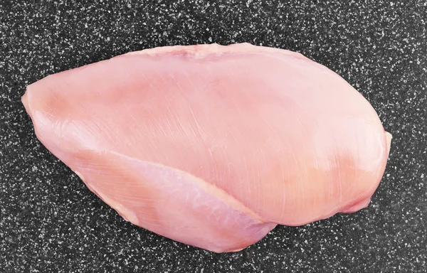 Сире куряче м'ясо на обробній дошці . — стокове фото