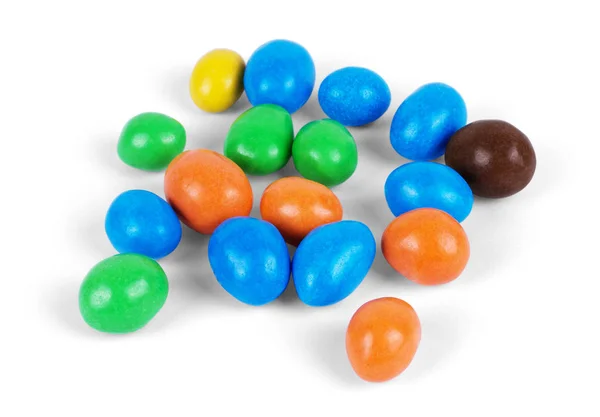 Крупный план красочных шоколадных конфет на белом — стоковое фото