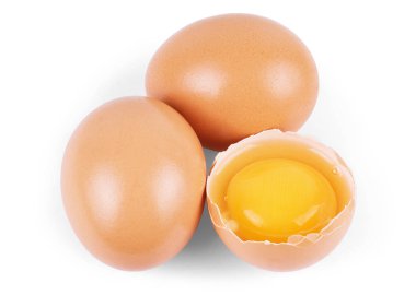 Kırık yumurta beyaz arka planda izole edilmiş.