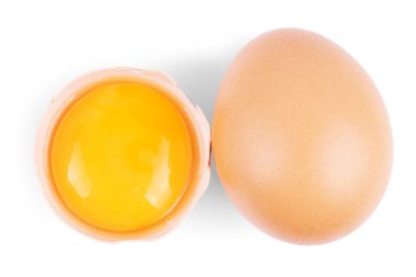 Kırık yumurta beyaz arka planda izole edilmiş.