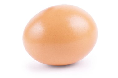 Tek kahverengi tavuk yumurtası beyaza izole edilmiş.