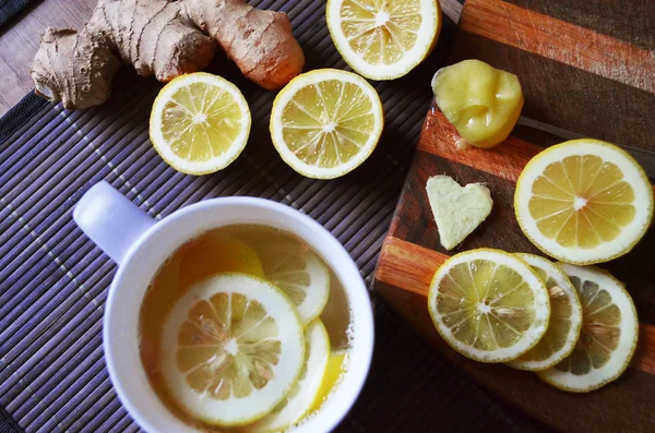 Zázvorový čaj s citronem v bílém šálku — Stock fotografie