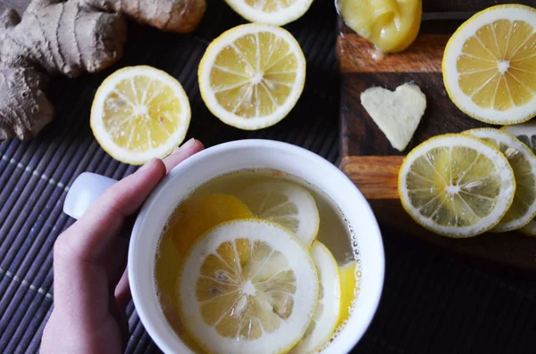 Tè allo zenzero con limone in una tazza bianca — Foto Stock