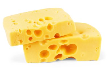 Bir parça peynir beyaza izole edilmiş.