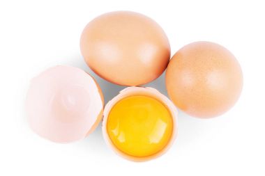 Tek kahverengi tavuk yumurtası beyaza izole edilmiş.